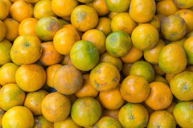 Laranja à venda no mercado de comida de rua tailandês