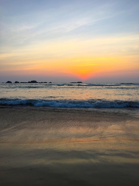Laranja amarelo dourado pôr-do-sol sobre o mar paisagem céu azul trópicos férias de verão turismo