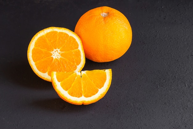 Laranja com corte em chão escuro.