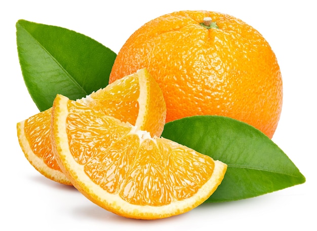 Laranja com folhas isoladas em laranja fresca e madura branca Laranja orgânica fresca