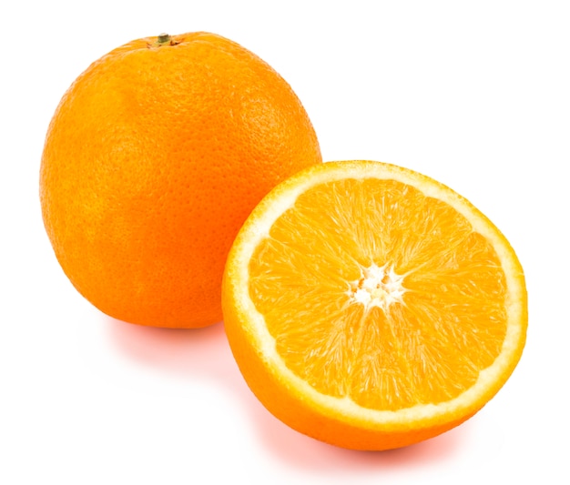 Laranja com metade da laranja isolada no branco