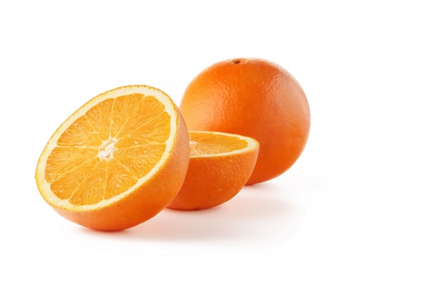 Foto laranja cortada ao meio em um branco