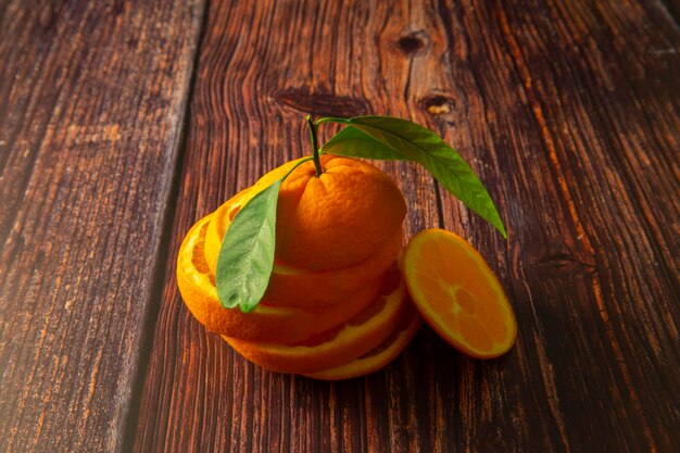 Laranja cortada em uma mesa de madeira.