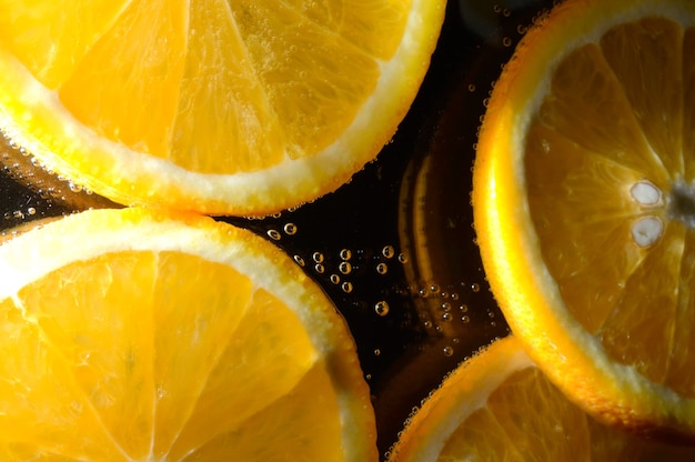 Laranja em água com gás com bolhas. macro.