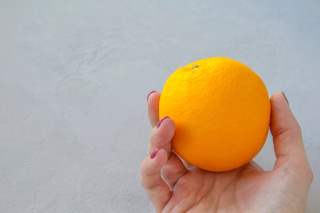 Laranja em cinza