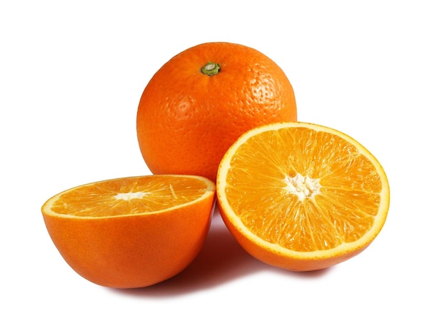 Laranja em fatias isoladas em branco