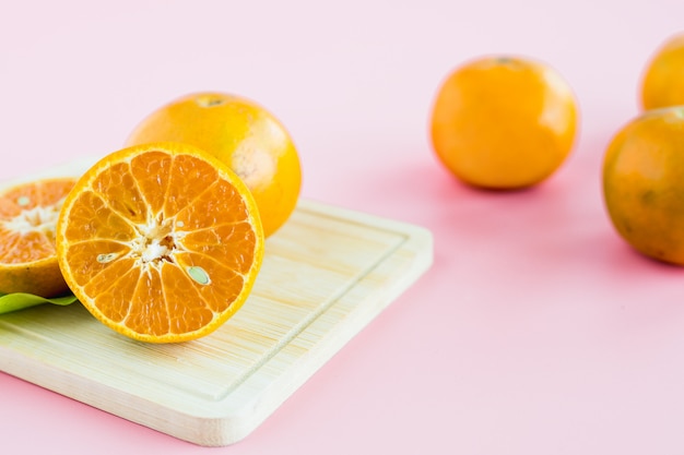 Laranja em fundo rosa para frutas e comer o conceito