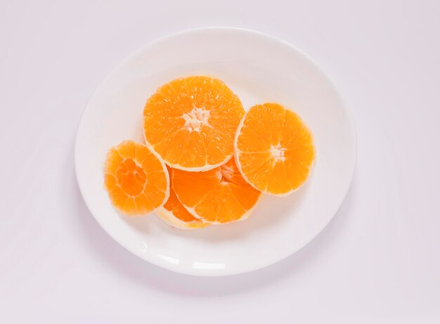 Foto laranja fatiada em um prato branco