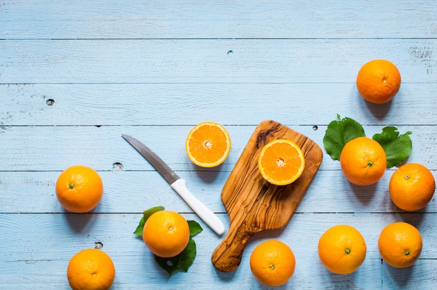 Laranja fresca com folhas no fundo de madeira