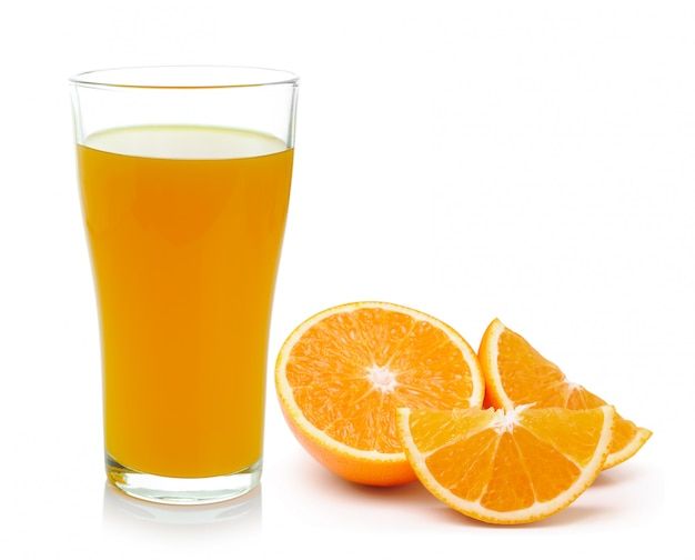 Laranja fresca e copo com suco