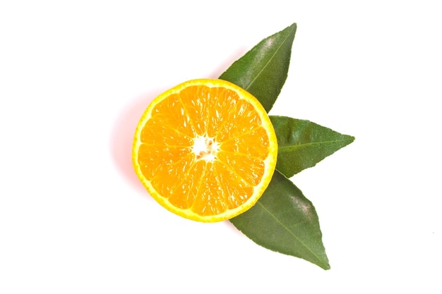 Foto laranja fresca e folhas isoladas no fundo branco