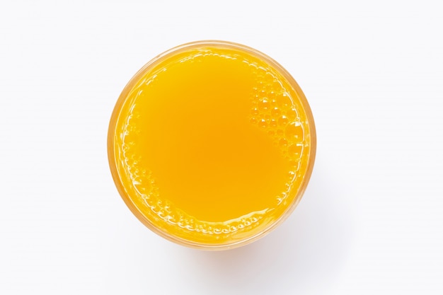 Laranja fresca em branco.