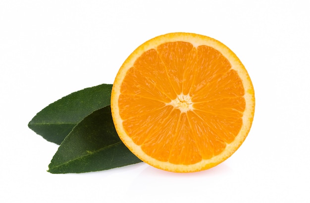 Laranja fresca isolada no branco