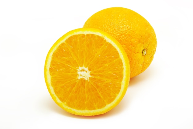 Laranja fresca isolada no branco