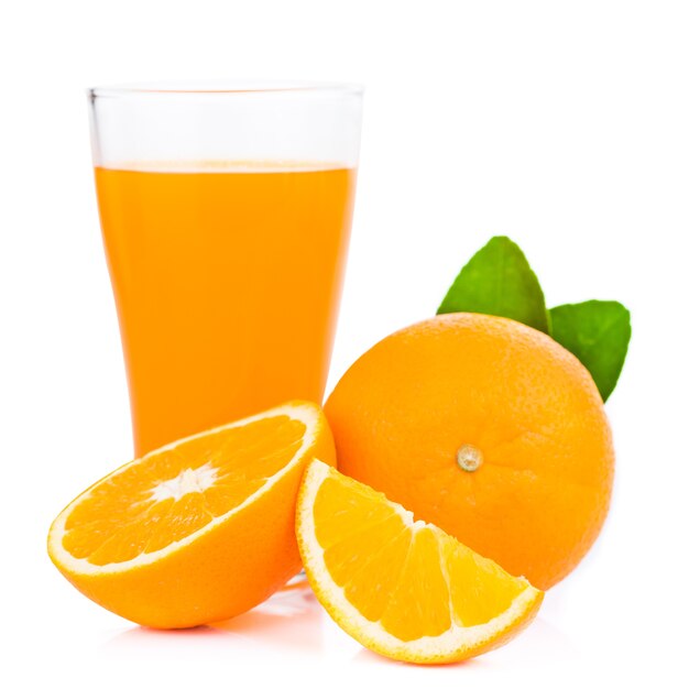 laranja fresca isolada no fundo branco