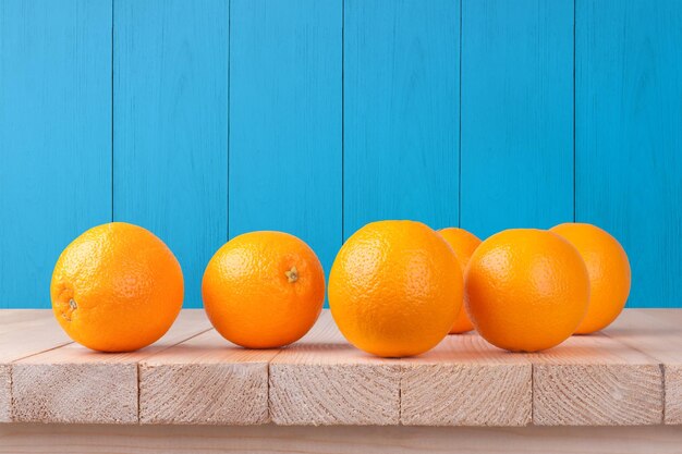 Laranja fresca na mesa de madeira