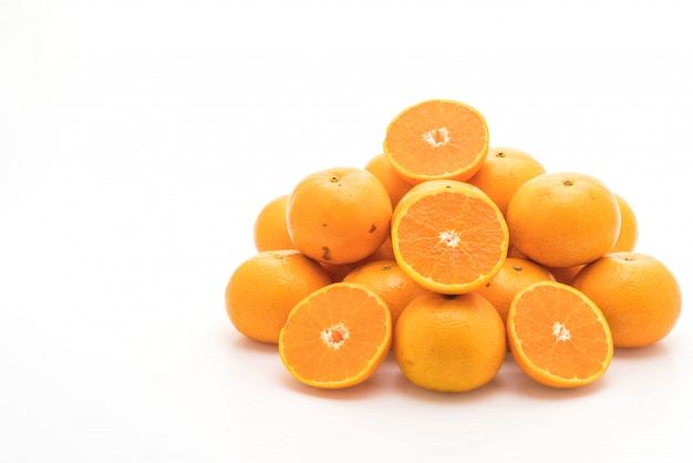laranja fresca no fundo branco