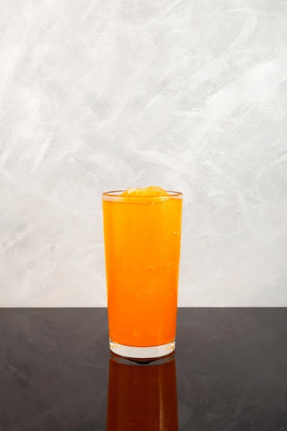Laranja Granizado em copo alto Bebida refrescante Slushie Bebida gelada de verão Citrus doce Gelo raspado