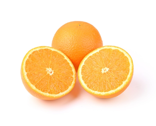 Foto laranja inteira e meia isolada em fundo branco