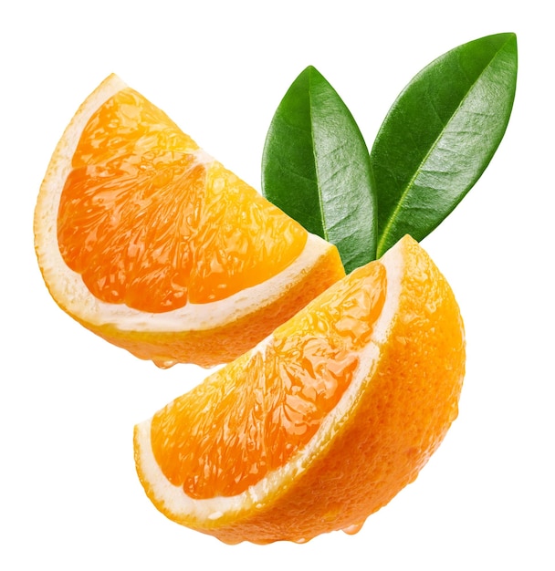 Laranja isolada. Fatias de laranja suculentas maduras em um fundo branco.