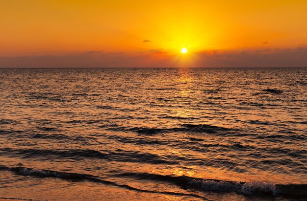 Laranja pôr do sol sobre o mar Mediterrâneo