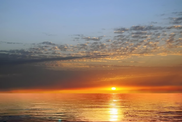 laranja rosa amarelo lilás nublado pôr do sol no mar na reflexão do raio de sol da praia à noite