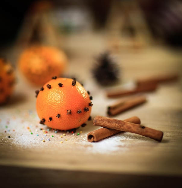 Laranjas da imagem de fundo da mesa de Natal e varas de canela o