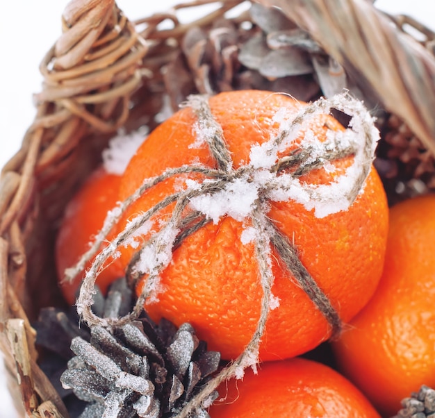 Laranjas de Natal com neve pegajosa na proa, quadrado