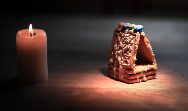 Laranjas de velas de mesa de natal e paus de canela em madeira