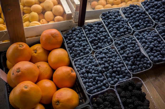 Laranjas e pêssegos de mirtilos no balcão do supermercado