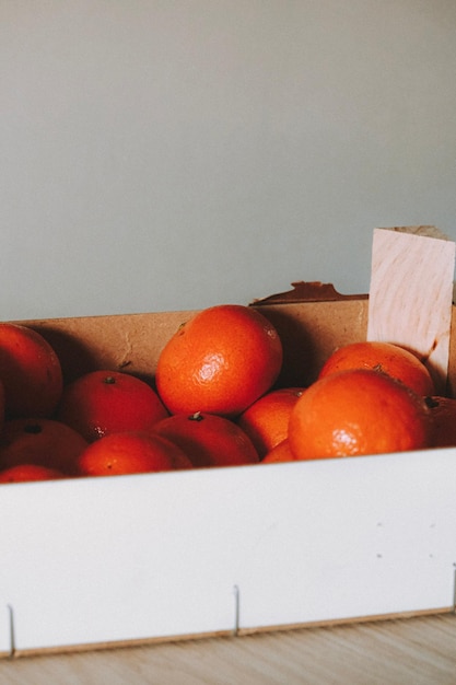 Foto laranjas em caixa na mesa foto de estoque