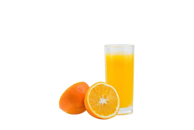 Laranjas fatiadas com um copo de suco de laranja em um fundo branco