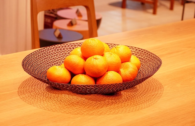 Laranjas frescas em uma bandeja na mesa de jantar. conceito de frutas cítricas.