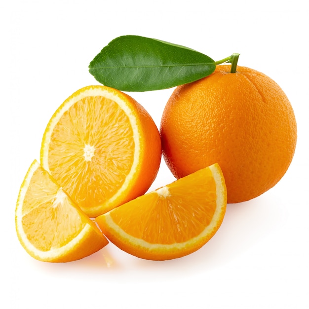 Laranjas frescas fatiadas e frutas laranja isoladas