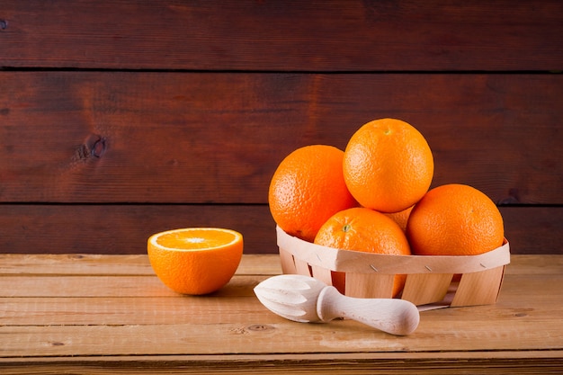 Laranjas frescas frutas em caixa em tábuas de madeira