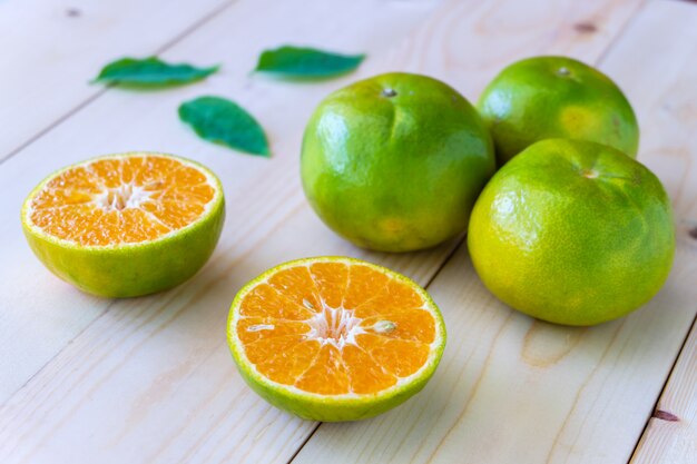 Foto laranjas frescas na mesa de madeira.