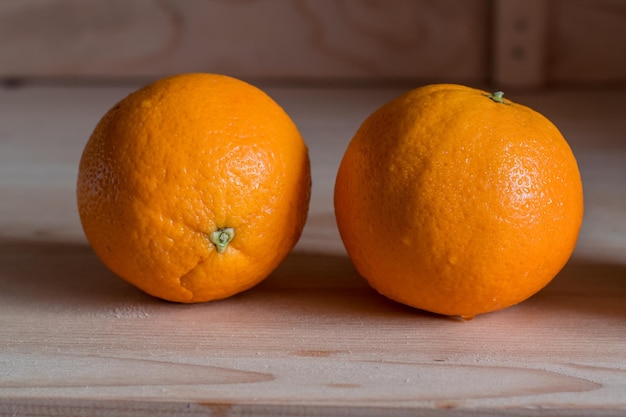 Laranjas frescas na mesa e um copo de suco