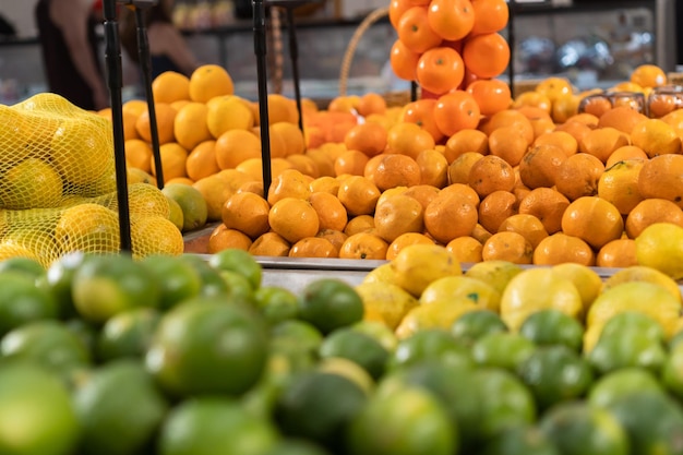 Laranjas frescas no supermercado Legumes e frutas expostos para o consumidor escolher