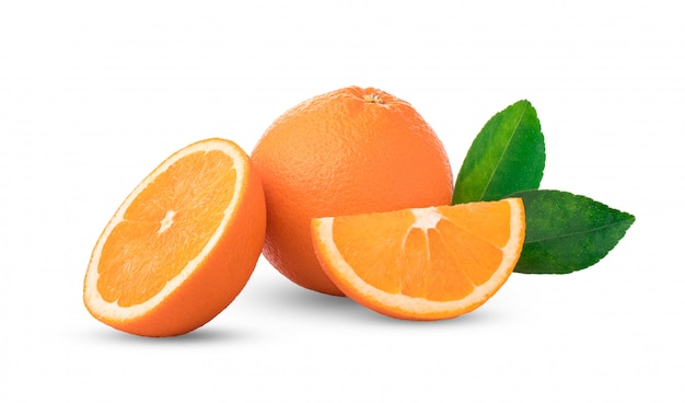 Laranjas isoladas. Grupo de frutas frescas de laranja com folhas em fundo branco