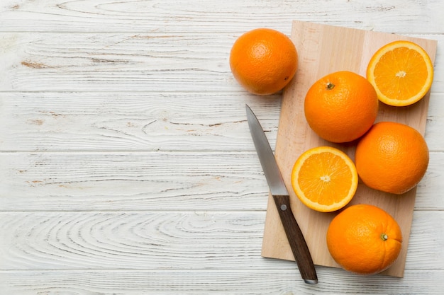 Laranjas maduras frescas na tábua na mesa Vista superior Postura plana