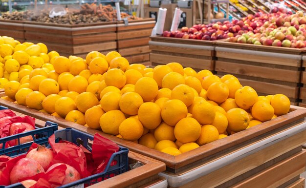 Foto laranjas numa cesta no mercado