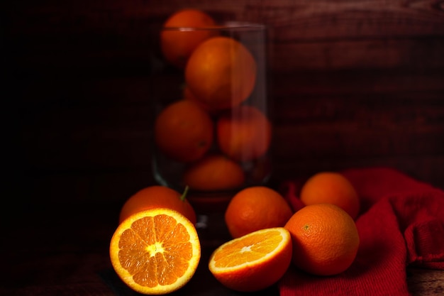 Laranjas orgânicas em frasco de vidro na mesa de madeira