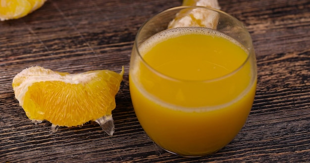 Foto laranjas suculentas descascadas e suco de laranja na mesa