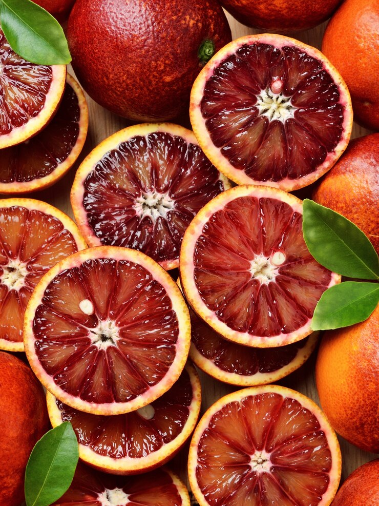 Laranjas vermelhas do sangue (laranjas sicilianas) cortadas na madeira