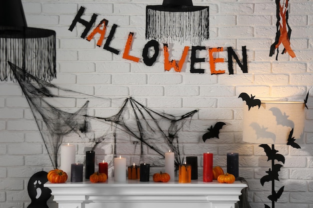 Lareira com diferentes decorações de Halloween dentro de casa Interior festivo