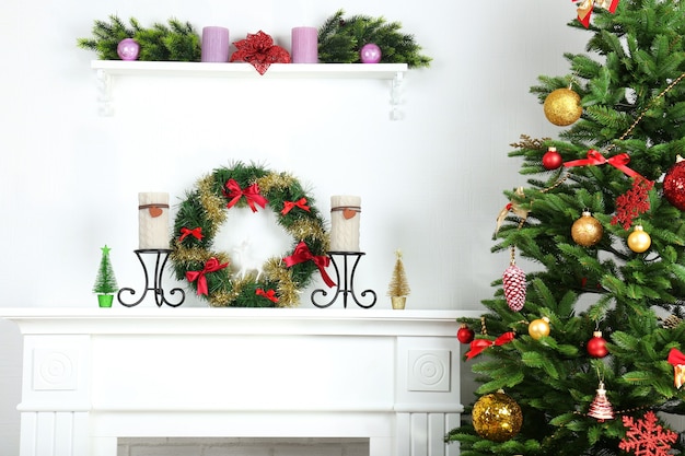 Lareira com lindas decorações de natal no quarto