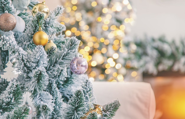 Lareira de fundo de Natal e árvore de Natal. Foco seletivo.