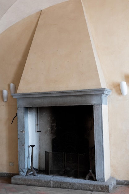 Lareira de pedra antiga em uma casa na bela arquitetura italiana