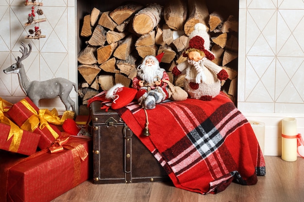 Lareira decorada de natal com lenha