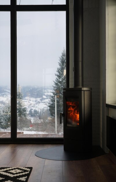 Foto lareira moderna em casa aconchegante com vista para a montanha